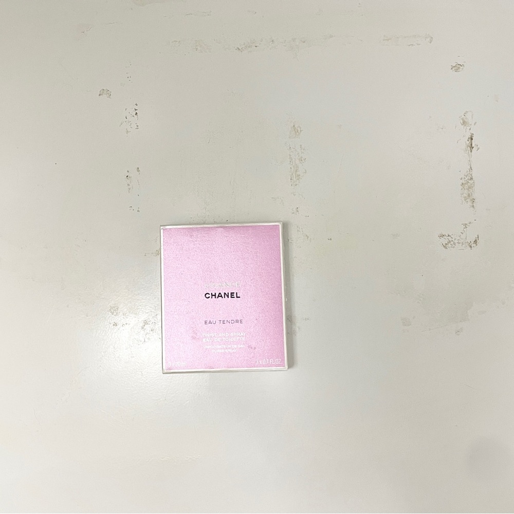 CHANEL Eau Tendre purple box